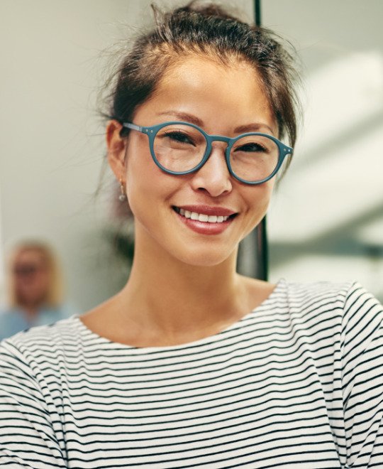 young-asian-businesswoman-smiling-confidently-in-a-4H6MSAK2x.jpg